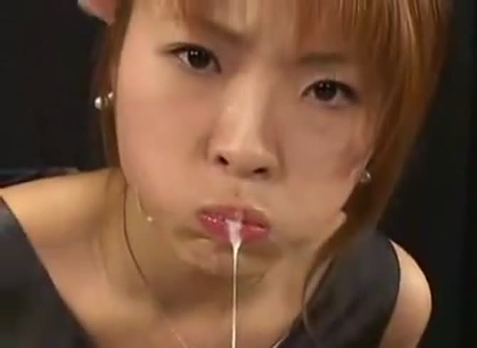 Video :Asian girl eating shit inside a bowl like a soup